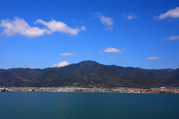 琵琶湖から見る比叡山