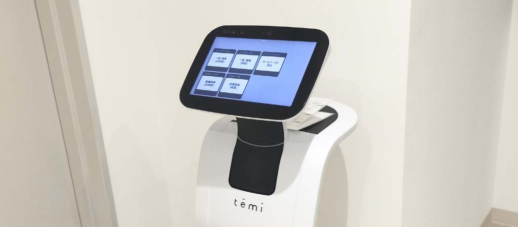 テレロボ temi 工場事例| 全星薬品工業(株)| 工場見学ガイド!自動で移動しながら説明の読み上げと映像表示で、説明員スタッフの大幅な稼働時間削減に成功!
