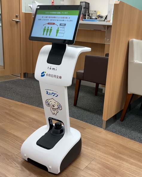 映像と音声で案内業務を行うオリジナルロボット
